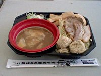 【写真 : 特濃つけ麺 + トッピング5種(ネギ、メンマ、あぶりチャーシュー、煮たまご、鳥つくね)】