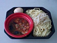 【写真 : 牛つけ麺 + トッピング(たまご、もやしナムル、韓国のり)