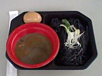 【写真 : インクとチャコールの黒いつけ麺バジル風味 落合・森住風 + 煮たまご】